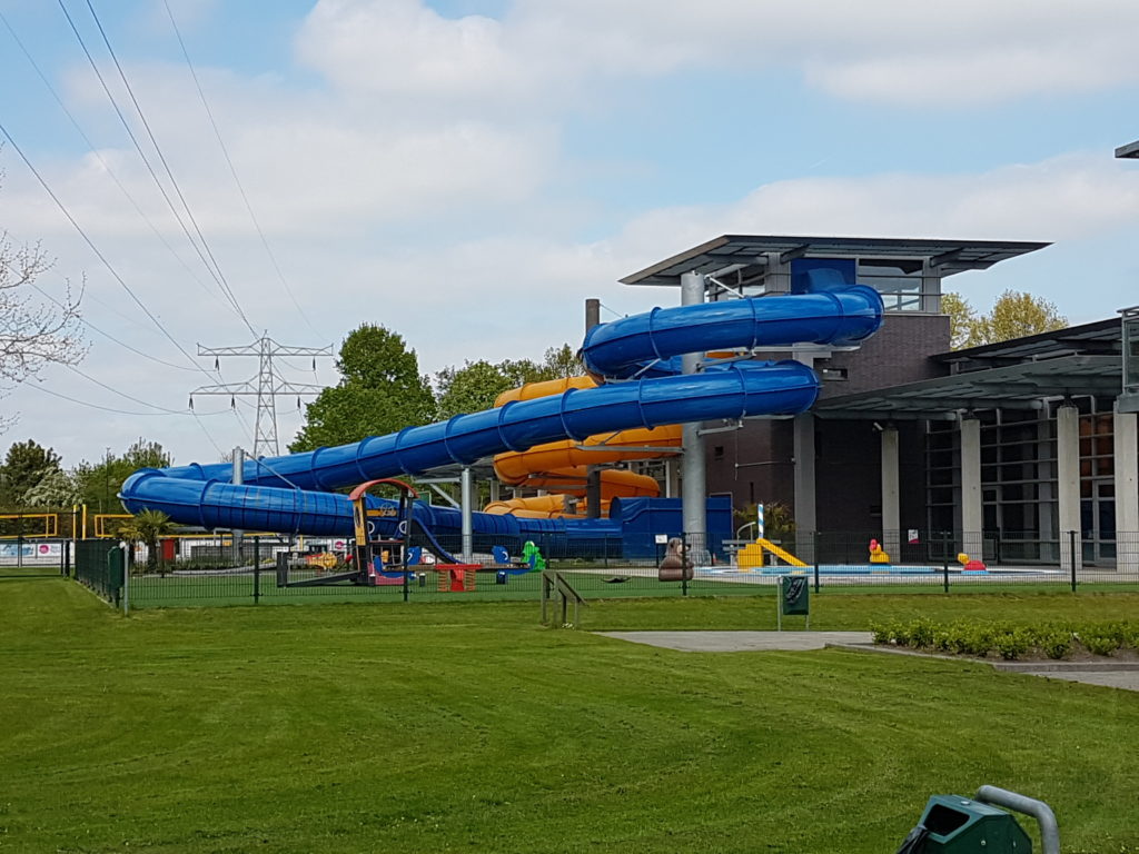 Bandenwaterglijbaan Ø1400 zwembad De Vallei Veenendaal BoerSlides & Disco Bandenwaterglijbaan Ø1400 zwembad De Vallei Veenendaal BoerSlides & Disco